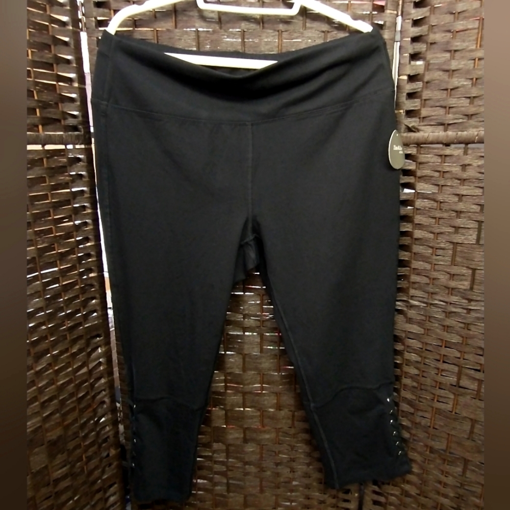 Sz 16 NWT ZIM & ZOE Active Black Crop Leggings with Eyelet Detail above Ankles